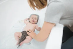 Angelcare Fit Grijs Badzitje AC-ST02-GR -Kleintje Wereld Angelcare Fit Grijs Badzitje AC ST02 GR Sfeerbeeld