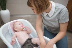 Angelcare Fit Roze Badzitje AC-ST02-PK -Kleintje Wereld Angelcare Fit Roze Badzitje AC ST02 PK Sfeerbeeld