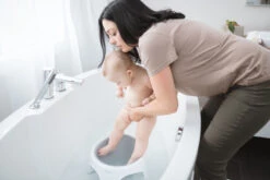 Angelcare Soft-Touch Roze Badring AC-BR01-PK -Kleintje Wereld Angelcare Soft Touch Badring sfeer foto.jpg 1