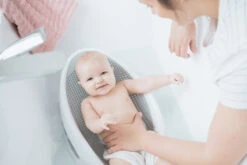 Angelcare Soft-Touch Grijs Badzitje AC-ST01-GR 11 Angelcare Soft-Touch Grijs Badzitje AC-ST01-GR -Kleintje Wereld Angelcare Soft Touch Badzitje sfeerfoto 1