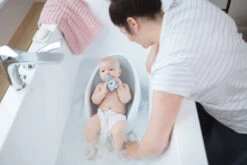 Angelcare Soft-Touch Grijs Badzitje AC-ST01-GR 12 Angelcare Soft-Touch Grijs Badzitje AC-ST01-GR -Kleintje Wereld Angelcare Soft Touch Badzitje sfeerfoto 2