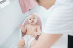 Angelcare Soft-Touch Roze Badzitje AC-ST01-PK -Kleintje Wereld Angelcare Soft Touch Badzitje sfeerfoto