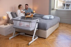 Chicco Next2me Pop-Up Grey Mist Wieg Aan Bed 07079299720000 -Kleintje Wereld Foto Chicco