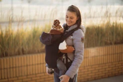 Momi Collet Navy Blue Ergonomische Draagzak NOSI00002 -Kleintje Wereld Momi Collet Navy Blue Ergonomische Draagzak NOSI00002 10