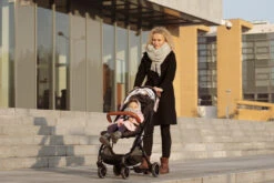 Momi Estelle Pink Wandelwagen WOSP00004 -Kleintje Wereld Momi Estelle Pink Wandelwagen WOSP00004 10