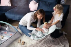 Momi Glossy Lama Bouncer Wipstoel BULE00005 -Kleintje Wereld Momi Glossy 2