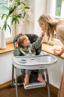 Momi Yumtis Dark Grey Kinderstoel KRKA00001 -Kleintje Wereld Momi Yumtis 1