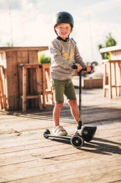 Scoot And Ride Green Lines Highwaykick 2 Step SR-96525 -Kleintje Wereld Scoot and Ride Green Lines Highwaykick 2 Step SR 96525 .sfeer 1