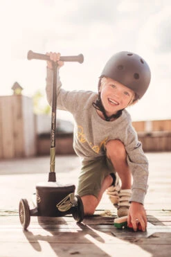 Scoot And Ride Green Lines Highwaykick 2 Step SR-96525 -Kleintje Wereld Scoot and Ride Green Lines Highwaykick 2 Step SR 96525 .sfeer 3