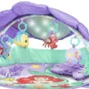 Bright Starts Disney Baby Kleine Zeemeermin Twinkle Trove Activity Gym Speelkleed K12534 -Kleintje Wereld Speelkleed Bright Starts clipped rev 1