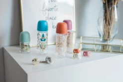 Suavinex Gold Large Flow Roze 360 Ml Silicone Fles SXSGX3080200 -Kleintje Wereld Suavinex Gold Slow Flow Orange 360 ml Silicone Fles SXSGX3080224 3