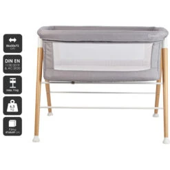 Babygo Goodnight Grey Wieg 4361 -Kleintje Wereld babygo goodnight grey wieg aan bed 1