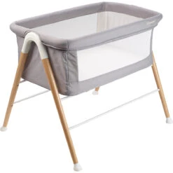 Babygo Goodnight Grey Wieg 4361 -Kleintje Wereld babygo goodnight grey wieg aan bed 2