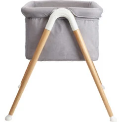 Babygo Goodnight Grey Wieg 4361 -Kleintje Wereld babygo goodnight grey wieg aan bed 3