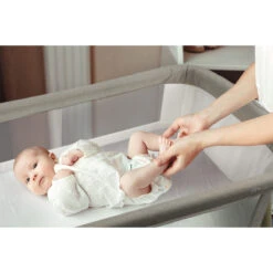 Babygo Goodnight Beige Wieg 4362 -Kleintje Wereld babygo goodnight wieg aan bed sfeer 2 1