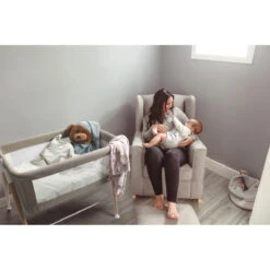 Babygo Goodnight Beige Wieg 4362 -Kleintje Wereld babygo goodnight wieg aan bed sfeer 3 1