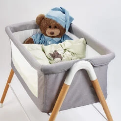 Babygo Goodnight Beige Wieg 4362 -Kleintje Wereld babygo goodnight wieg aan bed sfeer 4 1