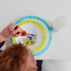 Bambolino Toys Fien En Teun 3-delig Kinderservies 19206 -Kleintje Wereld bambolino toys fien en teun 3 delig kinderservies 19206 sfeer2