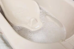 Bébé-jou Bebe-Jou Bath Support Taupe Badzitje 417205 -Kleintje Wereld bebe jou bath support taupe badzitje 417205 3 1920x1920