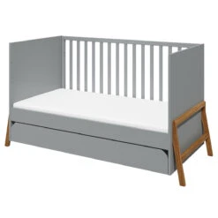 Bellamy Lotta Grey Babykamer: Ledikant/Juniorbed En Commode Met 6 Lades -Kleintje Wereld bellamy lotta grey 70 x 140 cm ledikant juniorbed loszlo70 4 3