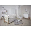 Bellamy Lotta Snow Babykamer: Ledikant/Juniorbed, Commode Met 6 Lades En 2-Deurskast -Kleintje Wereld bellamy lotta snow babykamer 1 6
