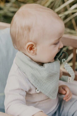 Bibs Petrol/Baby Blue Fopspeenkoord 9401103 -Kleintje Wereld bibs fopspeenkoord