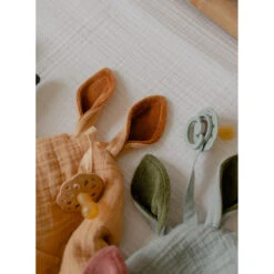 Bibs Kangaroo Sage Knuffeldoekje 9405250 -Kleintje Wereld bibs kangaroo desert sand knuffeldoekje 9405293 2 1