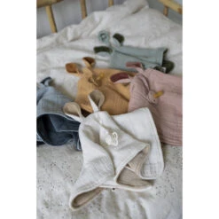 Bibs Kangaroo Blush Knuffeldoekje 9405244 -Kleintje Wereld bibs kangaroo ivory knuffeldoekje 9405216 2