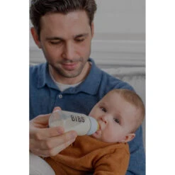 Bibs Blush 110 Ml Glazen Fles 5013244 -Kleintje Wereld bibs ss22 babyglassbottle lifestyle model 17 3