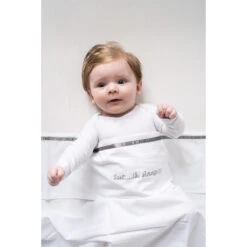 Briljant 'Ssst....Ik Slaap!!!' Zand 100 X 150 Cm Ledikantlaken -Kleintje Wereld briljant ssst sfeer 2 1