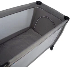 Ding Estilo Melee Grey Ledikant En Reisbedje -Kleintje Wereld campingbed mamaloes grey linen