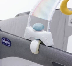 Chicco Rainbow Sky Blauw Speelboog Voor Next2Me Wiegje C104732 -Kleintje Wereld chicco rainbow sky blauw speelboog voor next2me wiegje c104732 5