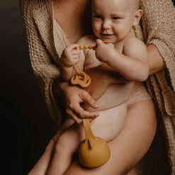 Suavinex Essence Mustard Silicone Speenhouder SXSEZ00081412 -Kleintje Wereld colour essence soother case mango 4 3