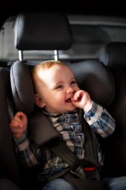 Ding Cruz Light Grey 360° Isofix Autostoel 0-36kg DI-101921 -Kleintje Wereld di 101919 lifestyle 04a 2