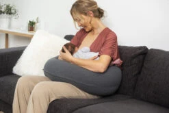 Doomoo Buddy Classic Anthracite Voedingskussen B12 -Kleintje Wereld doomoo buddy classic anthracite voedingskussen b12 21