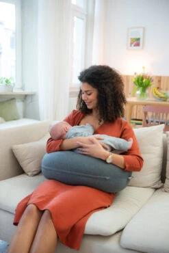 Doomoo Buddy Classic Anthracite Voedingskussen B12 -Kleintje Wereld doomoo buddy classic anthracite voedingskussen b12 22