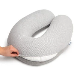 Doomoo Buddy Classic Light Grey Voedingskussenhoes BC B01 -Kleintje Wereld doomoo buddy classic light grey voedingskussenhoes bc b01.3