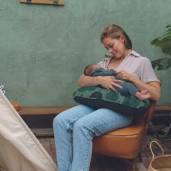 Doomoo Softy Green Forest Voedingskussen S80 -Kleintje Wereld doomoo softy green forest voedingskussen 4