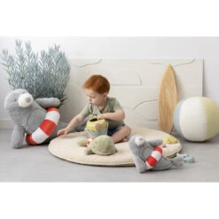 Happy Horse Seal Senna 30 Cm Knuffel 133751 -Kleintje Wereld happy horse whale willow en seal senna knuffel 133750 lifestyle