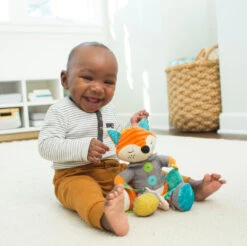 Infantino Go Gaga Playtime Pal Vos Buggyspeeltje BK-216311 -Kleintje Wereld infantino go gaga playtime pal vos buggyspeeltje bk 216311 meer sfeer