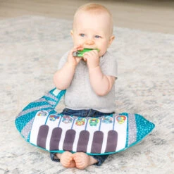 Infantino Grow With Me 3-in-1 Piano Buiktrainer BK-313021 9 Infantino Grow With Me 3-in-1 Piano Buiktrainer BK-313021 -Kleintje Wereld infantino grow with me 3 in 1 piano buiktrainer bk 3130213