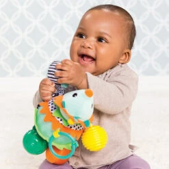 Infantino Mirror Egel Buggyspeeltje BK-216323 10 Infantino Mirror Egel Buggyspeeltje BK-216323 -Kleintje Wereld infantino mirror egel speeltje bk 216323 2