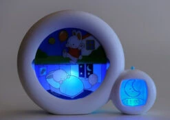 KidSleep Moon Wit/Blauw Slaaptrainer En Kinderwekker 0014 -Kleintje Wereld kidsleep moon wit blauw kinderwekker 0014 2