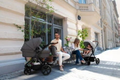 Kinderkraft A-Tour Light Grey 3-in-1 Kinderwagen Incl. Autostoel KSATOU00LGR3000 -Kleintje Wereld kinderkraft a tour kinderwagen sfeerfoto 2