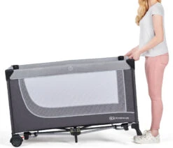 Kinderkraft Leody Pink Campingbed Met Accessoires KCLEOD00PNK00AC -Kleintje Wereld kinderkraft leody campingbed 1 1920x1920 2