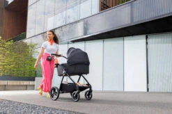Kinderkraft Nea Deep Grey 2-in-1 Kinderwagen KSNEA000DGR2000 -Kleintje Wereld kinderkraft nea 2 in 1 kinderwagen sfeer 1 1
