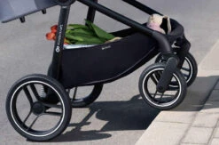 Kinderkraft Nea Midnight Black 2-in-1 Kinderwagen KSNEA000BLK2000 -Kleintje Wereld kinderkraft nea 2 in 1 kinderwagen sfeer 8