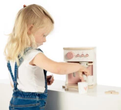 Label Label Roze Houten Espresso Machine LLWT-24883 -Kleintje Wereld label label roze houten espresso machine llwt 24883 1