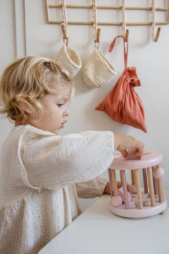 Label Label Roze Houten Rollende Vormenstoof LLWT-34345 -Kleintje Wereld label label roze houten rollende vormenstoof llwt 34345 3