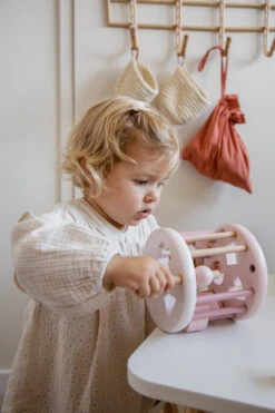 Label Label Roze Houten Rollende Vormenstoof LLWT-34345 -Kleintje Wereld label label roze houten rollende vormenstoof llwt 34345 4